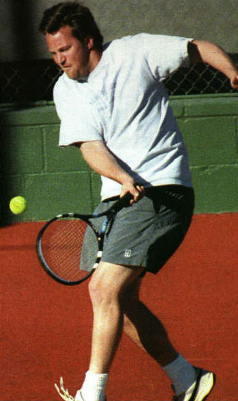 Перри играет в тенис